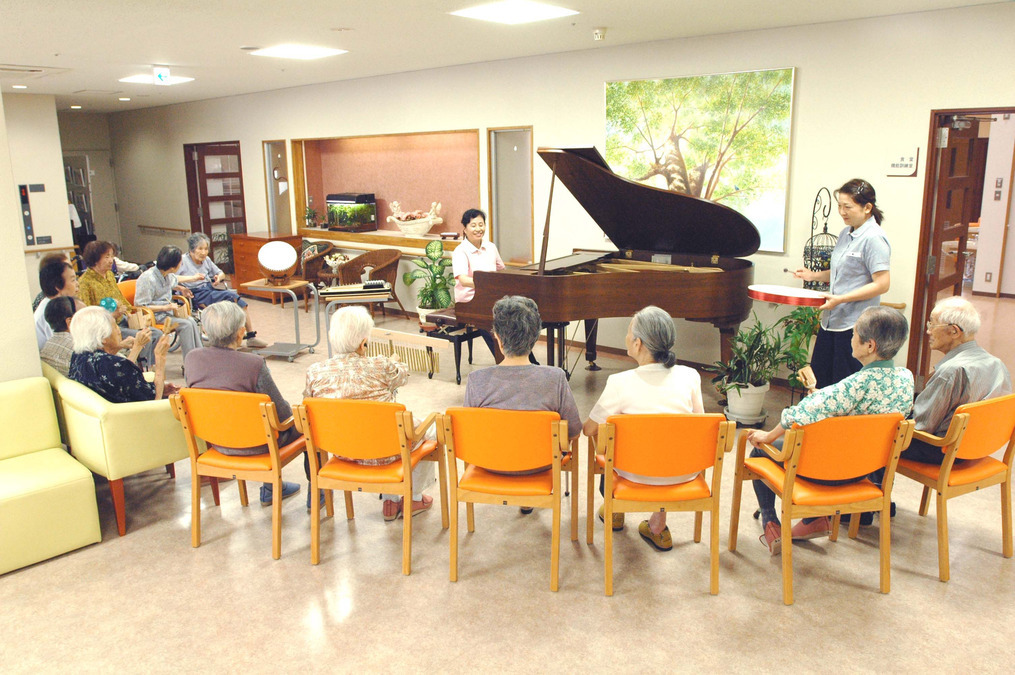 クラシックレジデンス江戸川台（介護職/ヘルパーの求人）の写真5枚目：音楽療法