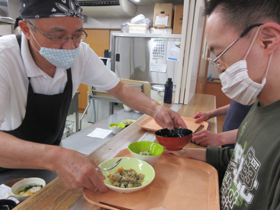ひかり作業所（生活支援員の求人）の写真6枚目：調理員手作りの美味しい給食を食べてください