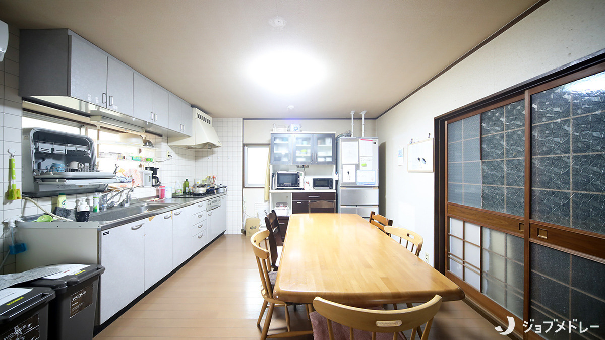 自立援助ホームそなえ（児童指導員/指導員の求人）の写真7枚目：和気あいあいと料理や食事をしている台所とダイニングです