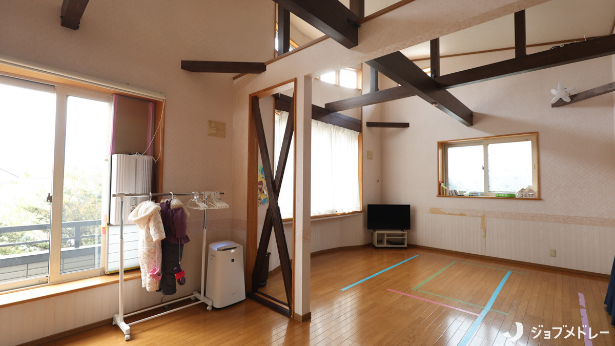 ちいさな森プラス(児童指導員/指導員の求人)の写真13枚目:室内には明るい日差しが差し込みます