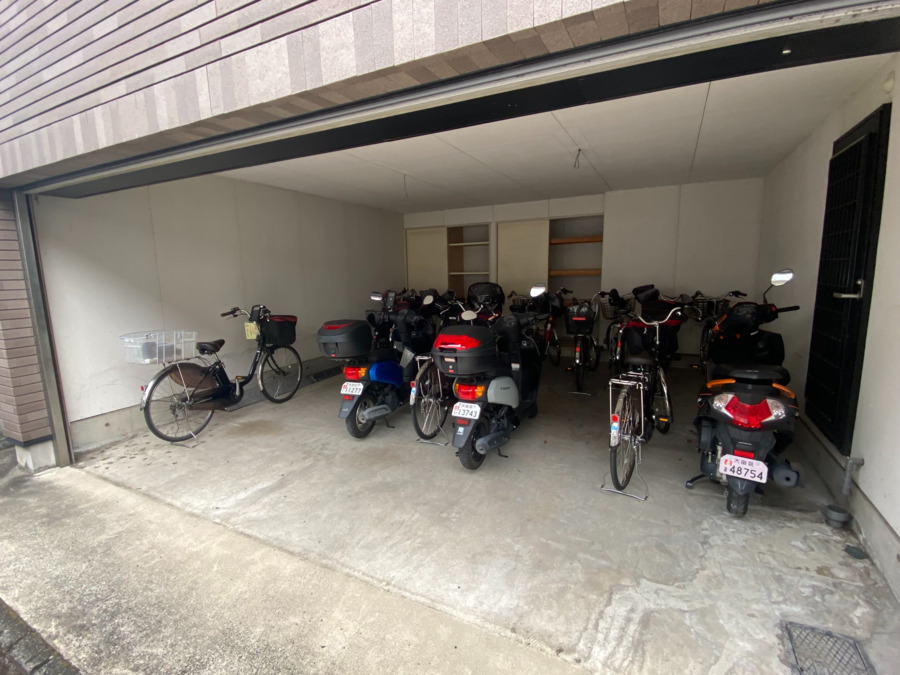サンケア・イーライフ訪問看護ステーション　池上サテライト（看護師/准看護師の求人）の写真6枚目：ガレージを駐車場として使用しています！自転車での勤務も気軽です！
