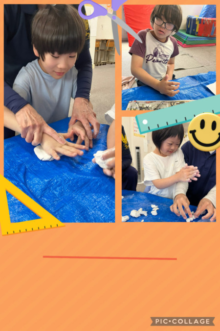 放課後等デイサービス ウィズ神戸（児童指導員/指導員の求人）の写真12枚目：粘土工作。児童のすぐ側に寄り添って、手と手を合わせて一緒に作品を創ります。