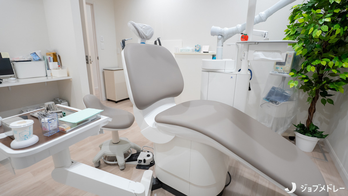 小岩井歯科（医療事務/受付の求人）の写真13枚目：診療台の周囲にはモニターや治療器具をそろえています