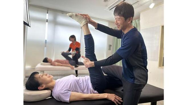 ストレッチ専門店　ストレチックス学園前店【2026年03月オープン予定】（整体師の求人）の写真3枚目：30・40代トレーナー多数。完全担当制、ご自身のスキルを活かして施術提供が可能！