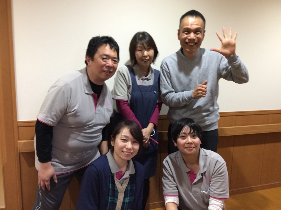 グループホーム花笑・稲毛の写真2枚目：若く明るいスタッフも活躍中！