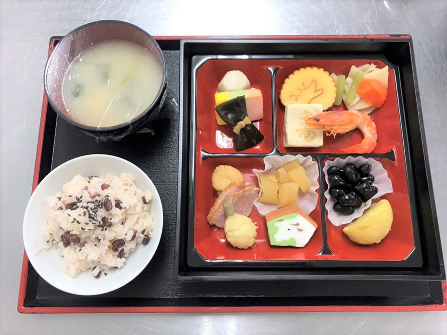 グループホームきらめきみよし(介護職/ヘルパーの求人)の写真5枚目:祝い膳でお食事を楽しんでいただくこともあります!