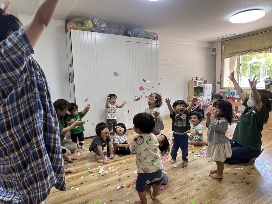 みどり1丁目　にこにこ保育園（保育士の求人）の写真2枚目：月に２回、外部講師によるリトミックがあります。