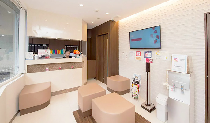 医療法人明貴会三条山口歯科医院（歯科医師の求人）の写真5枚目：１F受付・待合室
日差しが降り注ぐ明るく温かみのある待合室です。