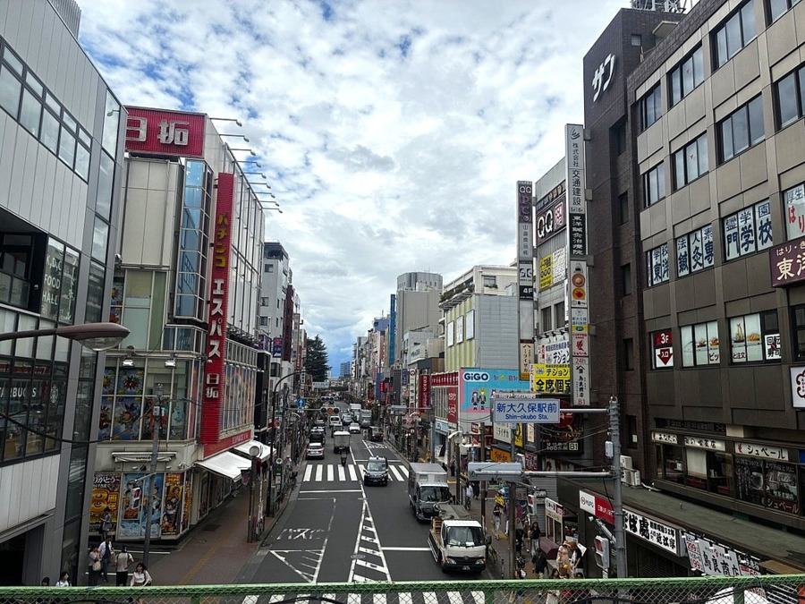 大久保わかくさ子ども園（保育士の求人）の写真6枚目：楽しさいっぱいの新大久保駅も利用できます！（徒歩10分程度）