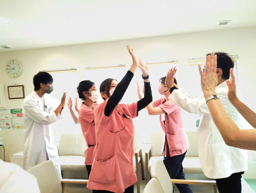 医療法人社団　緑晴会　あまが台ファミリークリニック（看護師/准看護師の求人）の写真12枚目：朝礼はハイタッチで締めくくり。ほっこりした気持ちで１日をスタート！
