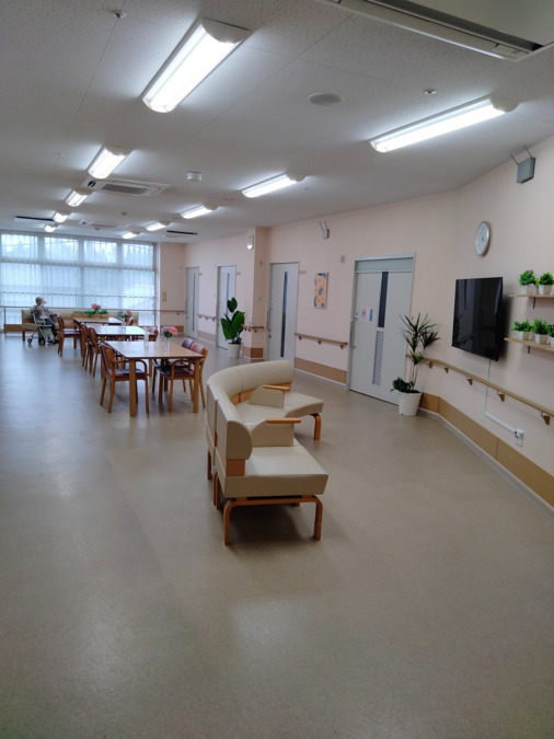 有料老人ホーム陽だまりの丘片田（介護職/ヘルパーの求人）の写真12枚目：広々としたフロア