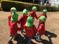 アベニール保育園（調理師/調理スタッフの求人）の写真7枚目：お散歩で皆で楽しく思いきり遊びます☆