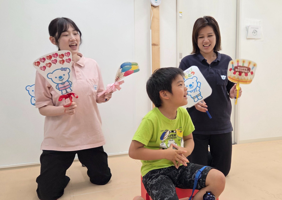 コペルプラス　大森教室（保育士の求人）の写真5枚目：お子さんの誕生日はスタッフみんなでお祝い🎂成長を一緒に喜び合えてうれしいです。