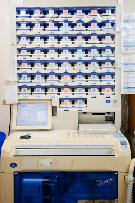 辻薬局 大名小路店（薬剤師の求人）の写真8枚目：辻薬店　大名小路店　自動分包機導入しております