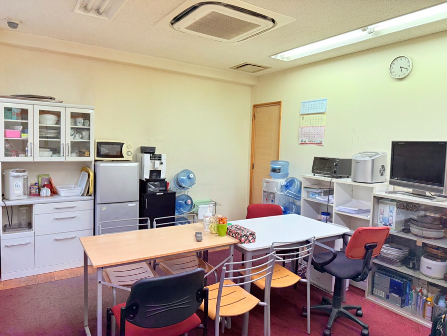 やすらぎ（介護職/ヘルパーの求人）の写真4枚目：休憩室には、コーヒーメーカーやテレビがあり、くつろげる空間になっております。