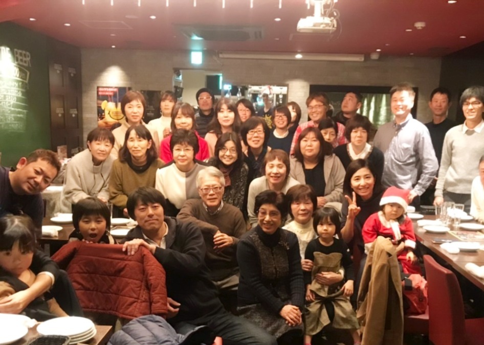 ケアサービスあかり（介護職/ヘルパーの求人）の写真10枚目：忘年会の集合写真です。家族も参加してワイワイしてます♪