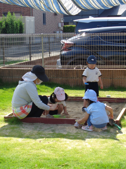 ぶどうの樹未来塾（児童発達支援管理責任者の求人）の写真2枚目：広い芝生の園庭と砂場もあります