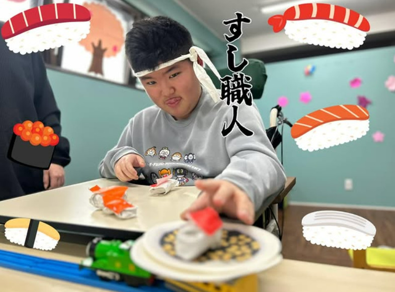 児童発達支援・放課後等デイサービス　ハースニコ（看護師/准看護師の求人）の写真3枚目：プラレールにお皿を乗せて回転寿司ごっこ🎶