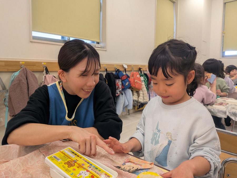 第2浦和たいよう保育園(保育士の求人)の写真5枚目:製作活動はひとりひとりに合わせた援助を行い、達成感を味わえるよう見守っています
