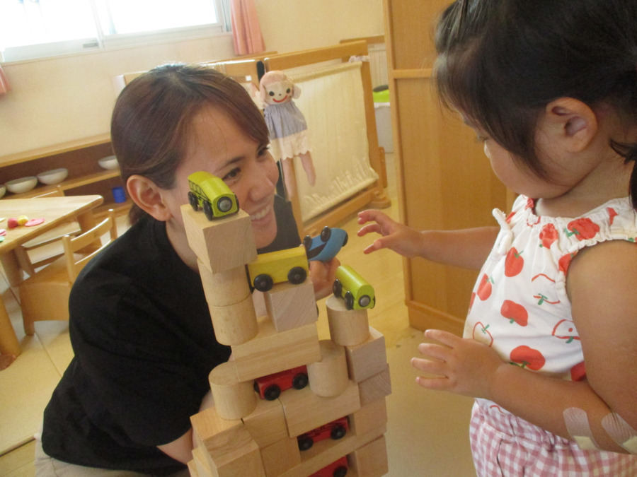 こととも保育園しかやま（保育士の求人）の写真5枚目：しかやま　職員と園児