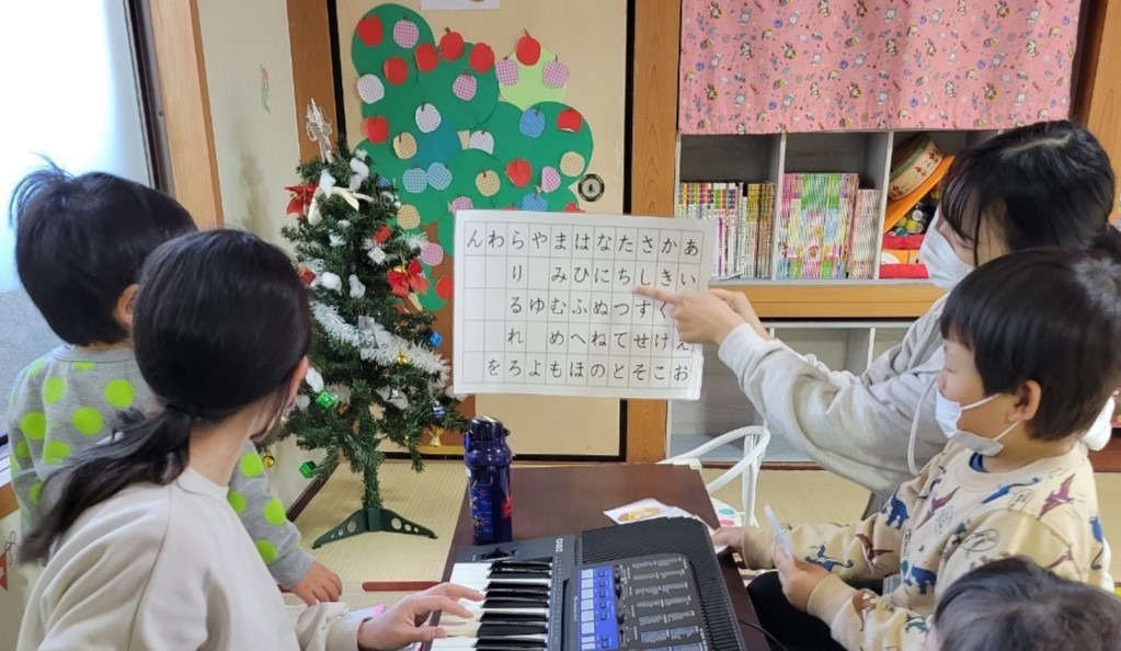 ぐるんぱ恩智の写真2枚目：音楽に合わせてひらがなのお勉強