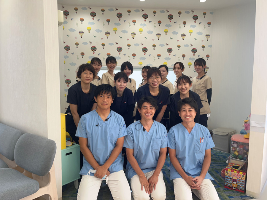 医療法人快晴会　おひさま　おとなこども歯科【2026年06月オープン予定】（歯科衛生士の求人）の写真3枚目：皆さん、私たちと働きましょう！
※本院（モーニング歯科）の写真です