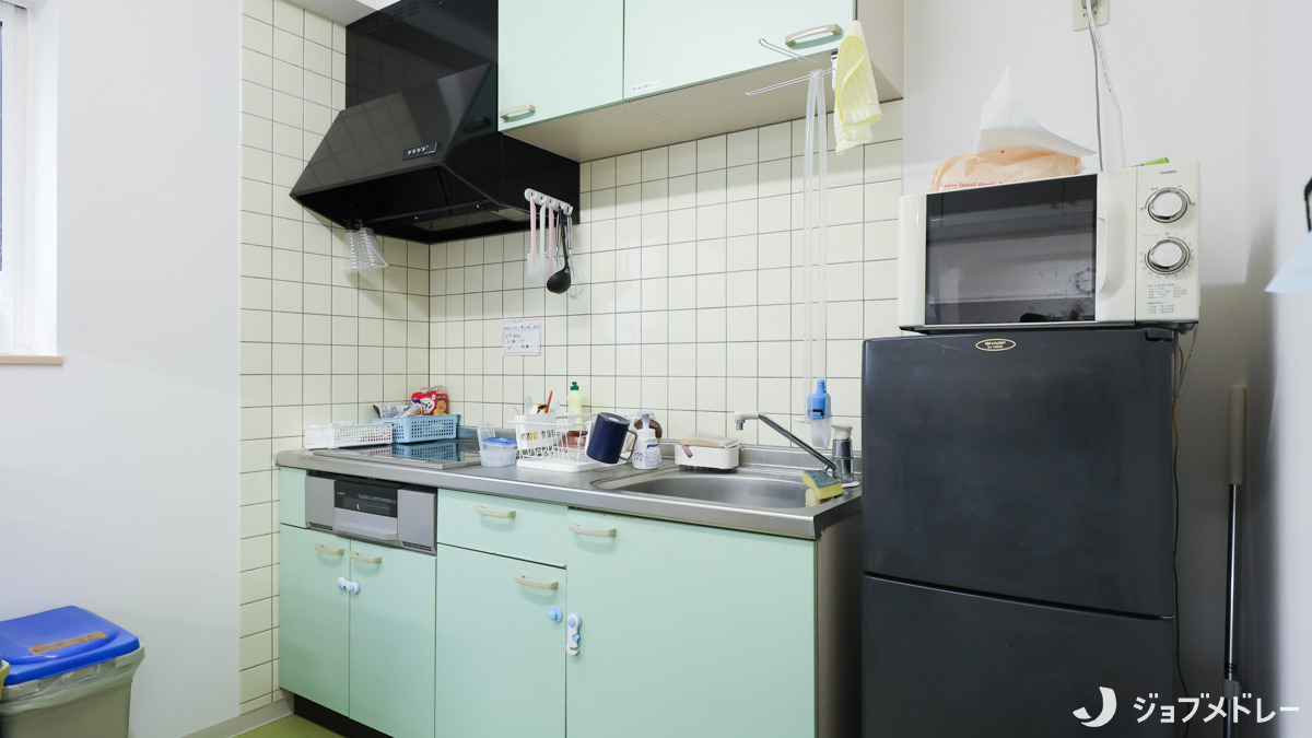 児童発達支援・放課後等デイサービス グラン・シード南郷ルーム(保育士の求人)の写真14枚目:キッチンにはレンジや冷蔵庫の設備があります
