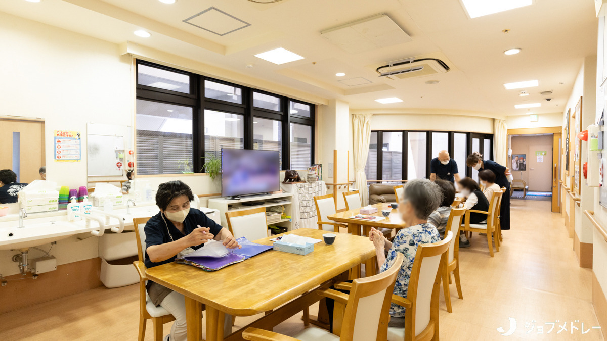 小規模多機能型居宅介護エクセレント修学院（介護職/ヘルパーの求人）の写真9枚目：交流のスペースとなっている食堂＆リビングです