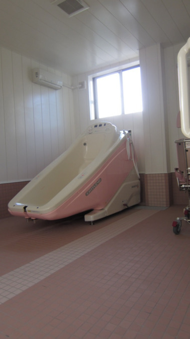 デイサービス花水木(介護職/ヘルパーの求人)の写真4枚目:介護負担の軽減で特殊浴槽も導入