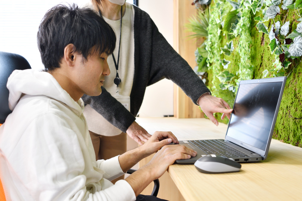 就労継続支援Ｂ型事業所ＢesＴワークス東海の写真4枚目：PCが苦手なかたでも問題ありません！丁寧にレクチャーします。