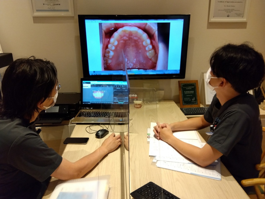 医療法人社団よしの歯科クリニック（歯科医師の求人）の写真15枚目：定期的に院内勉強会を行っています。みんなで学び成長できる環境が整っています。