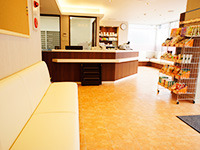 フラワー薬局 八柱駅前店（調剤事務の求人）の写真3枚目：店内は明るく清潔です