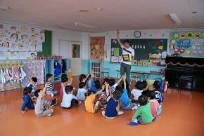 平和幼稚園の写真7枚目：国際理解教育にも力を入れており、遊びを通して英語を習得できるよう工夫しています