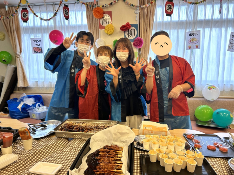 住宅型有料老人ホーム　ケア・キューブ高柳（生活相談員の求人）の写真6枚目：夏祭りイベント♪
入居者様とスタッフ、全員の笑顔の花火が咲きました🎆