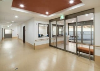 特別養護老人ホーム 椋野喜楽園(理学療法士の求人)の写真2枚目:特別養護老人ホーム椋野喜楽園 玄関ホール