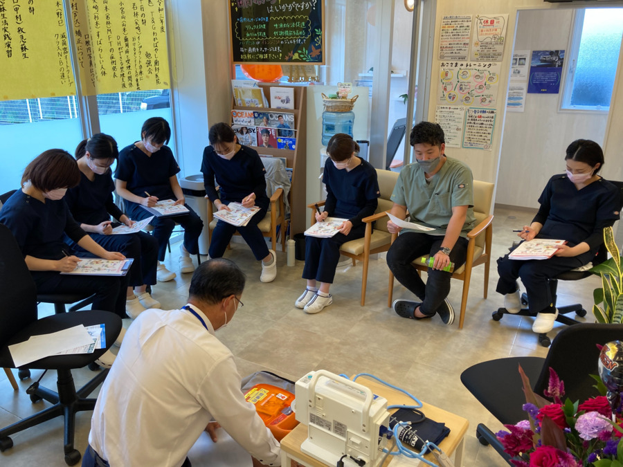 医療法人T&Gわかばやし歯科医院（歯科衛生士の求人）の写真14枚目：年に一度の院内研修会。それぞれにお題を決めて発表。救急蘇生の講習をすることも。