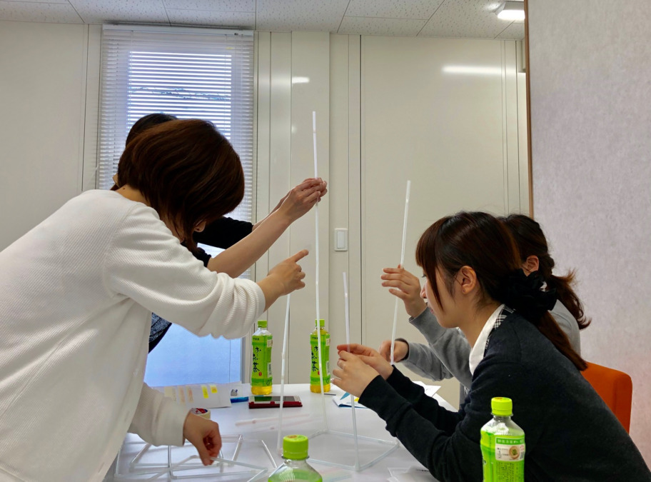 なな星調剤薬局の写真15枚目：フォローアップ研修のストロータワー作成中