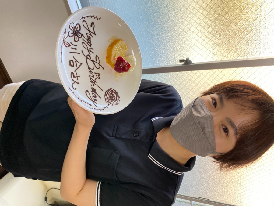 デイサービス　野いちご（介護職/ヘルパーの求人）の写真11枚目：ご利用者様のお誕生日にはデザートプレートを出しています。一緒にお祝いしましょう。