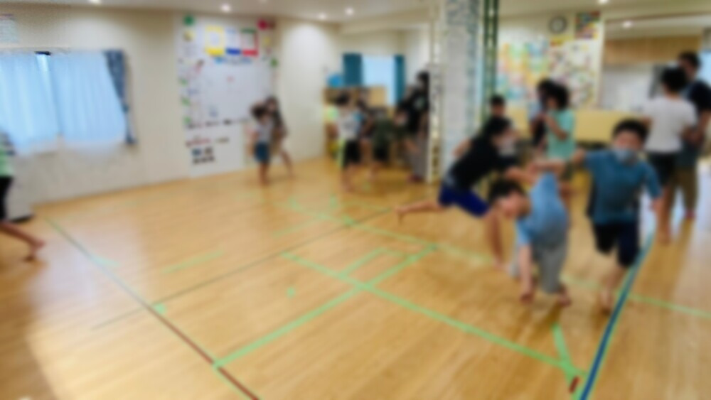 筒井・葵学童クラブの写真：室内でものびのびと体を使って遊んでいます