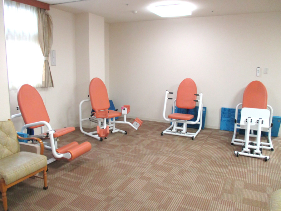 ミモザ町屋デイサービスの写真3枚目：マシンを設置しております。ご利用者の運動機能の維持・向上に尽力して参ります☆