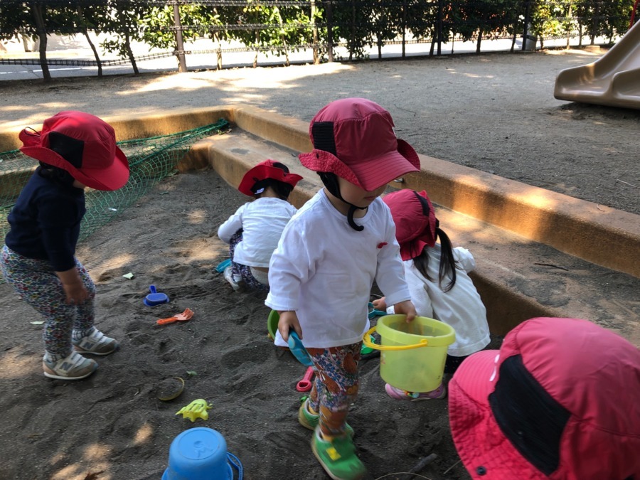 マグハウス西荻第２（保育士の求人）の写真2枚目：公園で砂遊び。思い思いに遊びます。