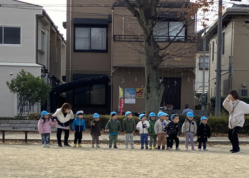ヒーローズ保育園（保育士の求人）の写真4枚目：ほぼ近くの公園に散歩に行くよ！