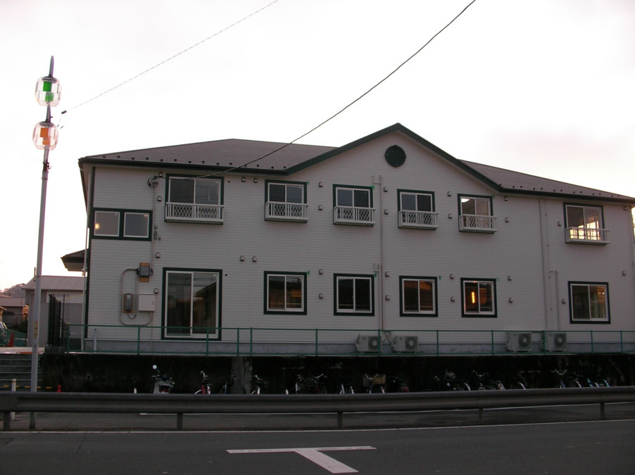 グループホームいずみ(介護職/ヘルパーの求人)の写真3枚目:隣家とも十分な距離がありゆったりとした立地です