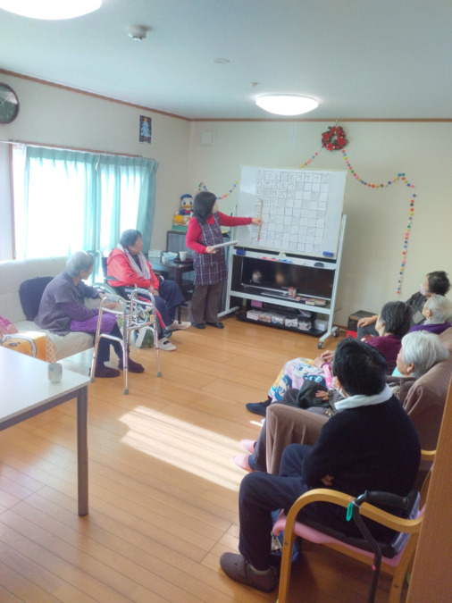 小規模多機能型居宅介護支援事業所こやわた（介護職/ヘルパーの求人）の写真4枚目：恒例のクロスワードクイズ！！みんな真剣です。