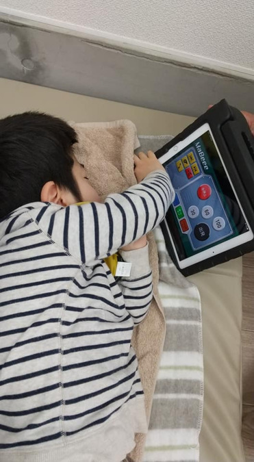 そらとわすくーるの写真11枚目：タブレットのアプリも活動に取り入れています。電車を運転しています