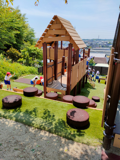 幼稚園型認定こども園　めぐみの園幼稚園 （保育士の求人）の写真4枚目：大型遊具は子どもたちの人気の的です。