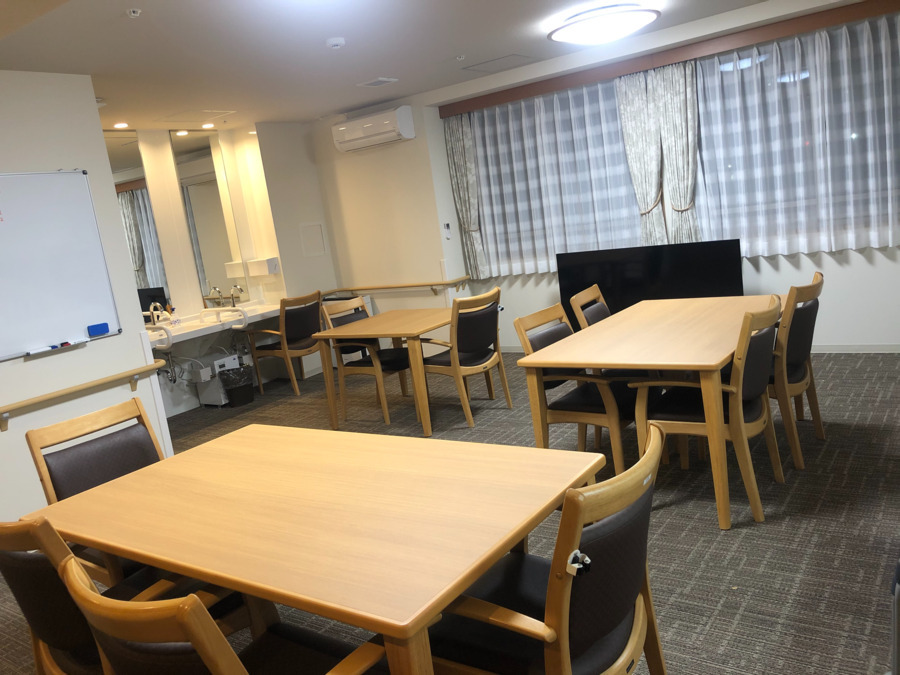 ミモザ戸塚ショートステイの写真2枚目：食堂兼リビングです。施設内は掃除のよく行き届いた明るく清潔な空間となっております