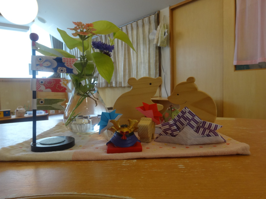 認定こども園大阪信愛学院幼稚園（本園）（幼稚園教諭の求人）の写真3枚目：５月の飾り。温かな雰囲気です。