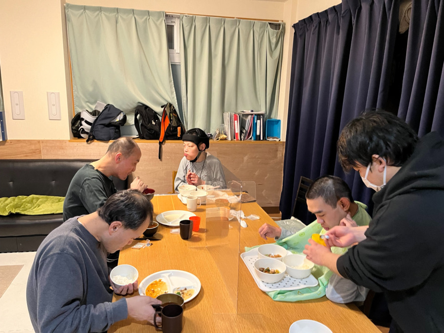 グループホーム　中村ぽるとわーるの写真4枚目：夕食時の様子です。必要に応じてスタッフが支援させて頂きます。