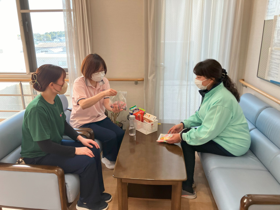 小規模多機能型居宅介護施設利倉清豊苑(介護職/ヘルパーの求人)の写真9枚目:休憩時間はみんなでお話しながら楽しく過ごしています♪